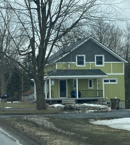 Maison avec arbre à gauche